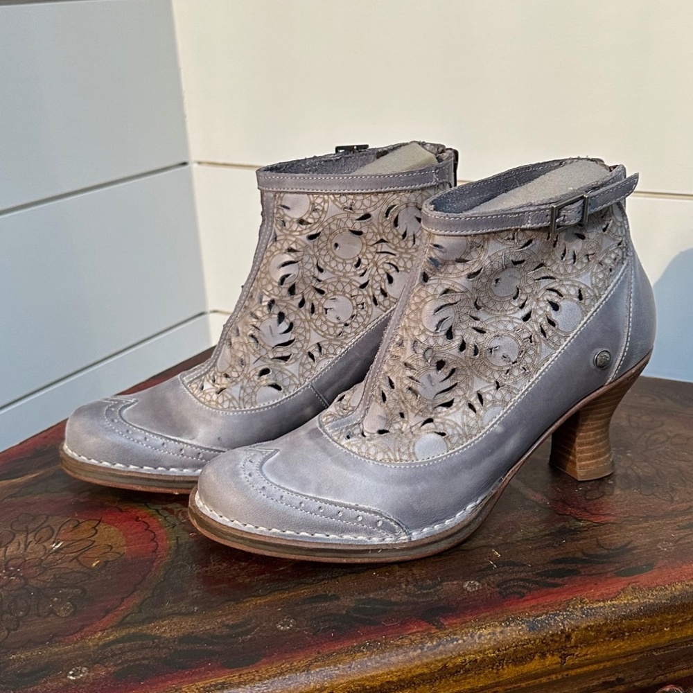 Neosenes Grey Rococo Boots